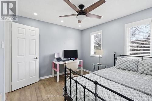 5010 Bunton Crescent, Burlington, ON - Indoor Photo Showing Bedroom