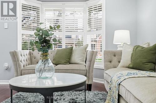 5010 Bunton Crescent, Burlington, ON - Indoor Photo Showing Living Room