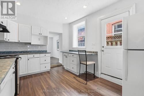137 Market Street, Hamilton, ON - Indoor Photo Showing Kitchen