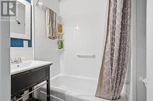 137 Market Street, Hamilton, ON - Indoor Photo Showing Bathroom