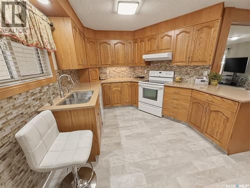 730 6Th Avenue Ne, Swift Current, SK - Indoor Photo Showing Kitchen With Double Sink