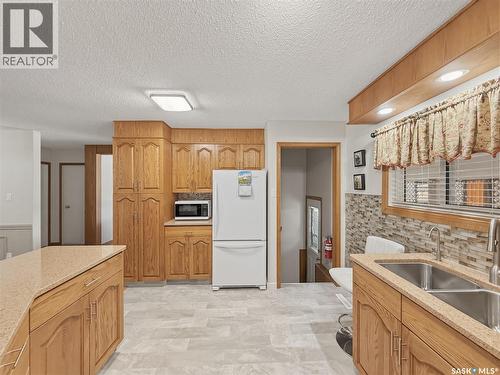 730 6Th Avenue Ne, Swift Current, SK - Indoor Photo Showing Kitchen With Double Sink
