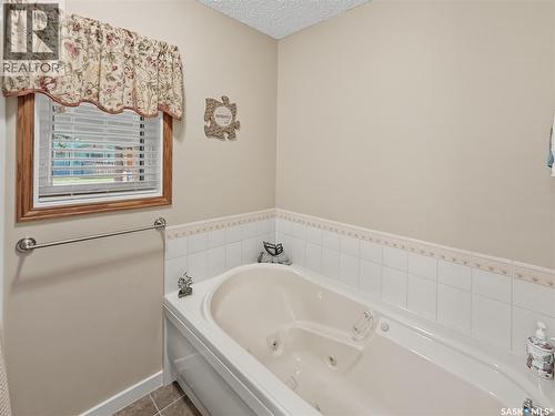730 6Th Avenue Ne, Swift Current, SK - Indoor Photo Showing Bathroom