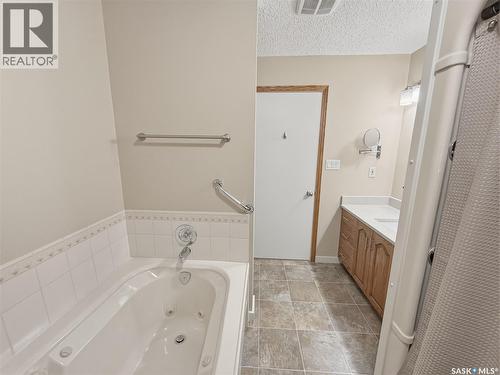 730 6Th Avenue Ne, Swift Current, SK - Indoor Photo Showing Bathroom