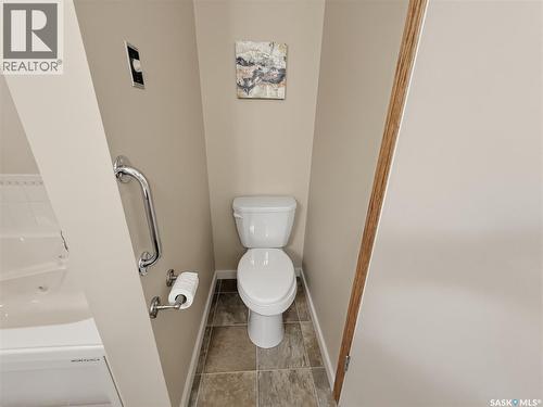 730 6Th Avenue Ne, Swift Current, SK - Indoor Photo Showing Bathroom