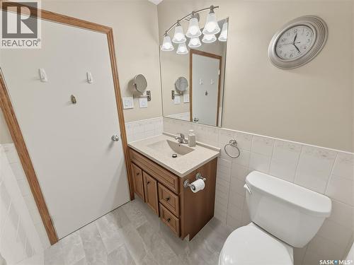 730 6Th Avenue Ne, Swift Current, SK - Indoor Photo Showing Bathroom