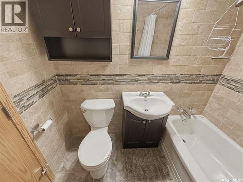730 6Th Avenue Ne, Swift Current, SK - Indoor Photo Showing Bathroom