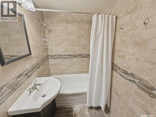 730 6Th Avenue Ne, Swift Current, SK - Indoor Photo Showing Bathroom