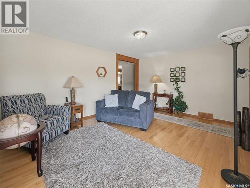 730 6Th Avenue Ne, Swift Current, SK - Indoor Photo Showing Living Room