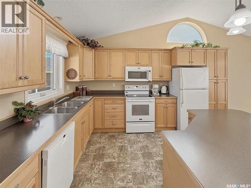 530 Palliser Drive, Swift Current, SK - Indoor Photo Showing Kitchen With Double Sink