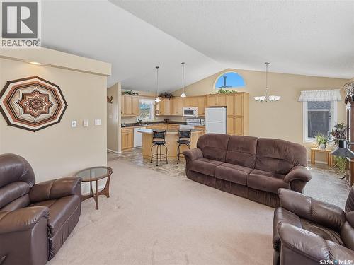 530 Palliser Drive, Swift Current, SK - Indoor Photo Showing Living Room