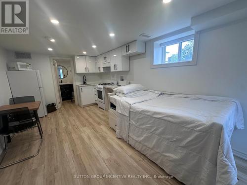 88 Tisdale Street S, Hamilton, ON - Indoor Photo Showing Bedroom
