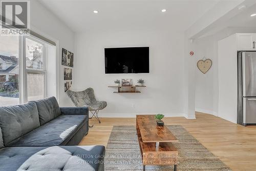 88 Tisdale Street S, Hamilton, ON - Indoor Photo Showing Living Room