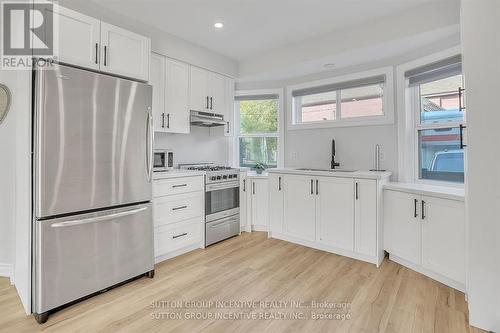 88 Tisdale Street S, Hamilton, ON - Indoor Photo Showing Kitchen With Upgraded Kitchen