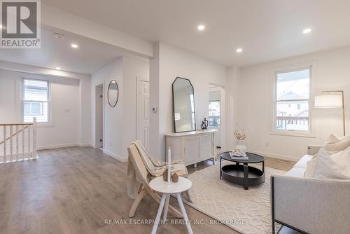 50 Fifth Street, Welland (Lincoln/Crowland), ON - Indoor Photo Showing Living Room