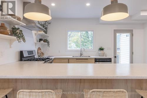 50 Fifth Street, Welland (Lincoln/Crowland), ON - Indoor Photo Showing Kitchen With Double Sink With Upgraded Kitchen