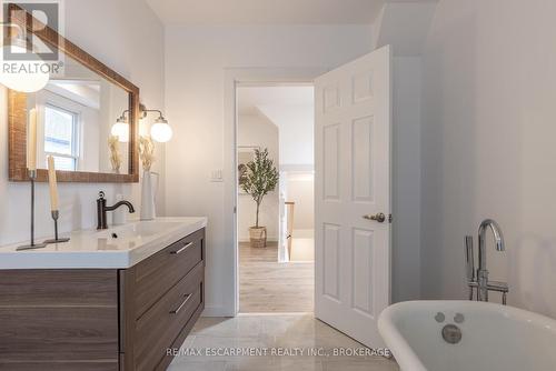 50 Fifth Street, Welland (Lincoln/Crowland), ON - Indoor Photo Showing Bathroom