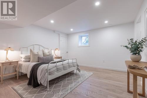 50 Fifth Street, Welland (Lincoln/Crowland), ON - Indoor Photo Showing Bedroom