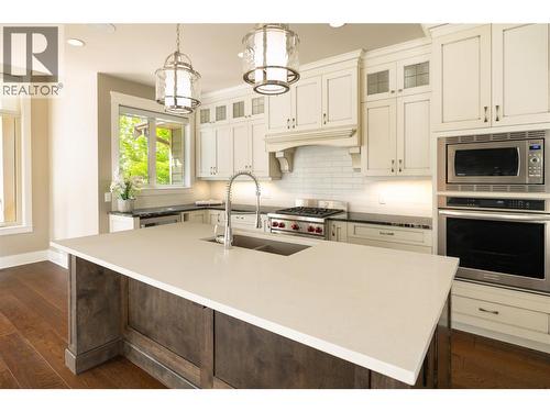 4149 Gallaghers Fairway S, Kelowna, BC - Indoor Photo Showing Kitchen With Double Sink With Upgraded Kitchen