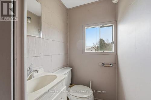 132 Lawson Drive, Kearney, ON - Indoor Photo Showing Bathroom