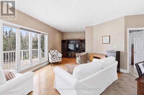 132 Lawson Drive, Kearney, ON - Indoor Photo Showing Living Room