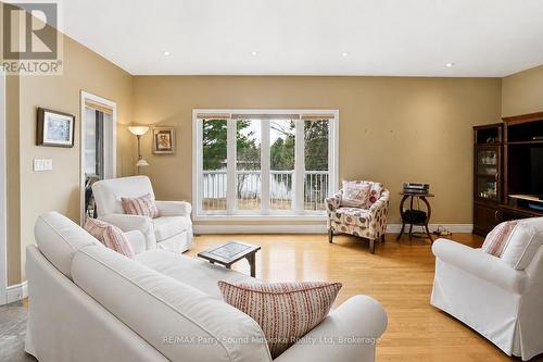 132 Lawson Drive, Kearney, ON - Indoor Photo Showing Living Room