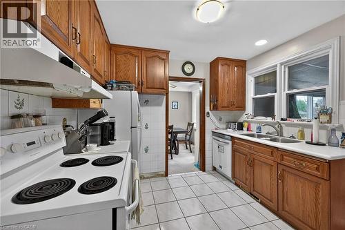 186 Seneca Avenue, Hamilton, ON - Indoor Photo Showing Kitchen With Double Sink