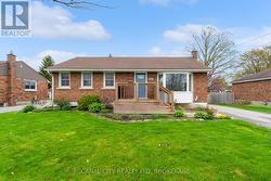 572 CLARE AVENUE Welland (Prince Charles), ON L3C 3B8
