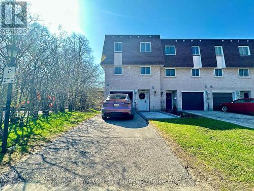 30 - 141 CLARK AVENUE  Markham, ON L3T 4P4