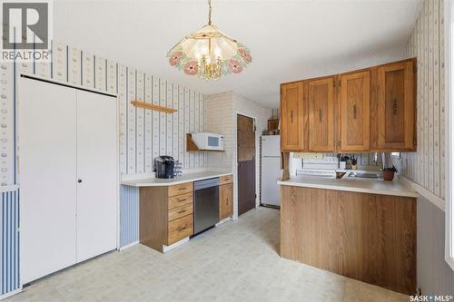 142 Heise Crescent, Saskatoon, SK - Indoor Photo Showing Kitchen