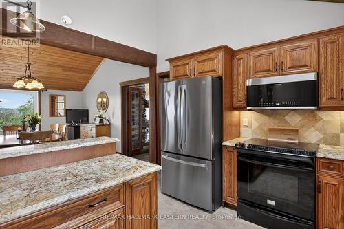 Breakfast bar - 1229 Morton Line, Cavan Monaghan (Cavan Twp), ON - Indoor Photo Showing Kitchen
