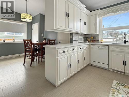 270 2Nd Avenue Se, Swift Current, SK - Indoor Photo Showing Kitchen
