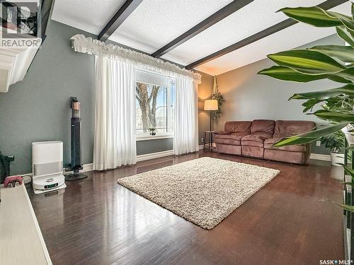 270 2Nd Avenue Se, Swift Current, SK - Indoor Photo Showing Living Room
