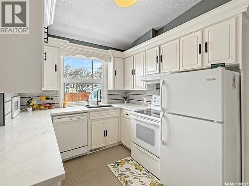 270 2Nd Avenue Se, Swift Current, SK - Indoor Photo Showing Kitchen