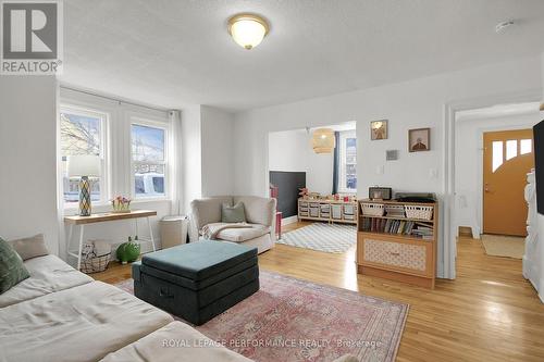 345 Tweedsmuir Avenue, Ottawa, ON - Indoor Photo Showing Living Room