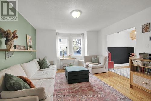 345 Tweedsmuir Avenue, Ottawa, ON - Indoor Photo Showing Living Room