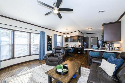 87 Springwood Drive, Winnipeg, MB - Indoor Photo Showing Living Room