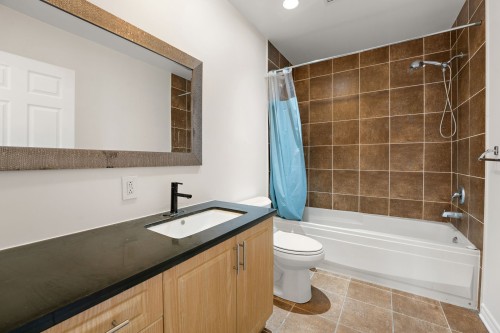 Bathroom - 606-2250 Rue Ward, Montréal (Saint-Laurent), QC - Indoor Photo Showing Bathroom