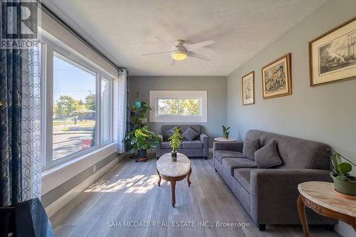 55 Allan Avenue, Hamilton, ON - Indoor Photo Showing Living Room