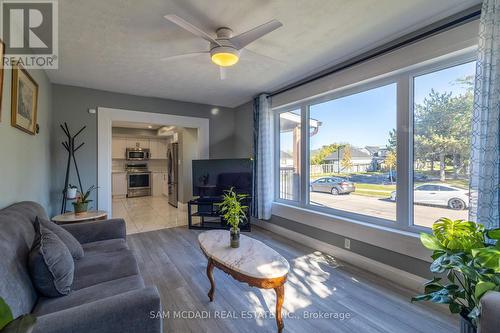 55 Allan Avenue, Hamilton, ON - Indoor Photo Showing Living Room