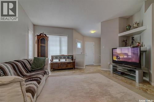 6343 Hird Crescent, Regina, SK - Indoor Photo Showing Living Room