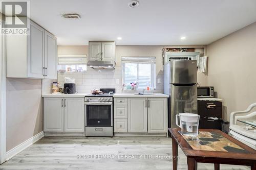 40 Reigate Avenue, Brampton, ON - Indoor Photo Showing Kitchen With Upgraded Kitchen