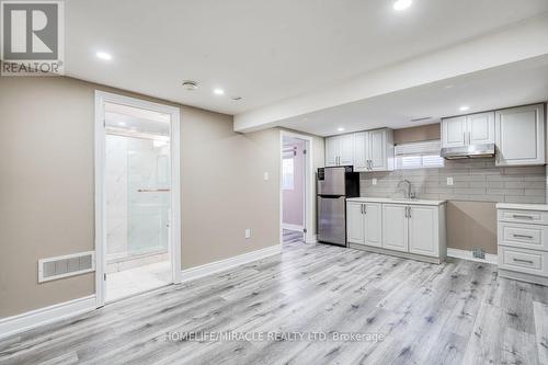 40 Reigate Avenue, Brampton, ON - Indoor Photo Showing Kitchen