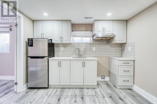 40 Reigate Avenue, Brampton, ON - Indoor Photo Showing Kitchen With Upgraded Kitchen