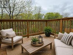 Deck overlooking the green space - 