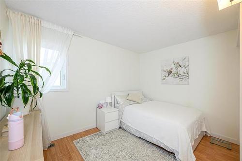 345 Ashworth St, Winnipeg, MB 