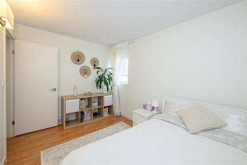 345 Ashworth St, Winnipeg, MB 