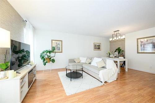 345 Ashworth St, Winnipeg, MB 