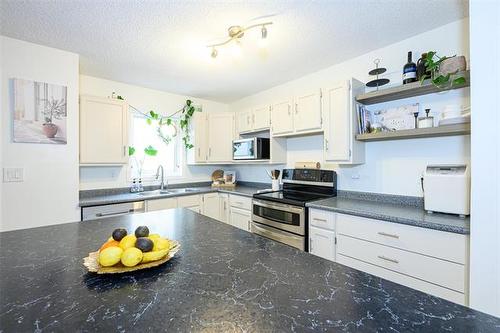 345 Ashworth St, Winnipeg, MB 