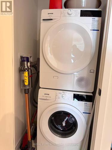1807 - 8 Interchange Way, Vaughan, ON - Indoor Photo Showing Laundry Room